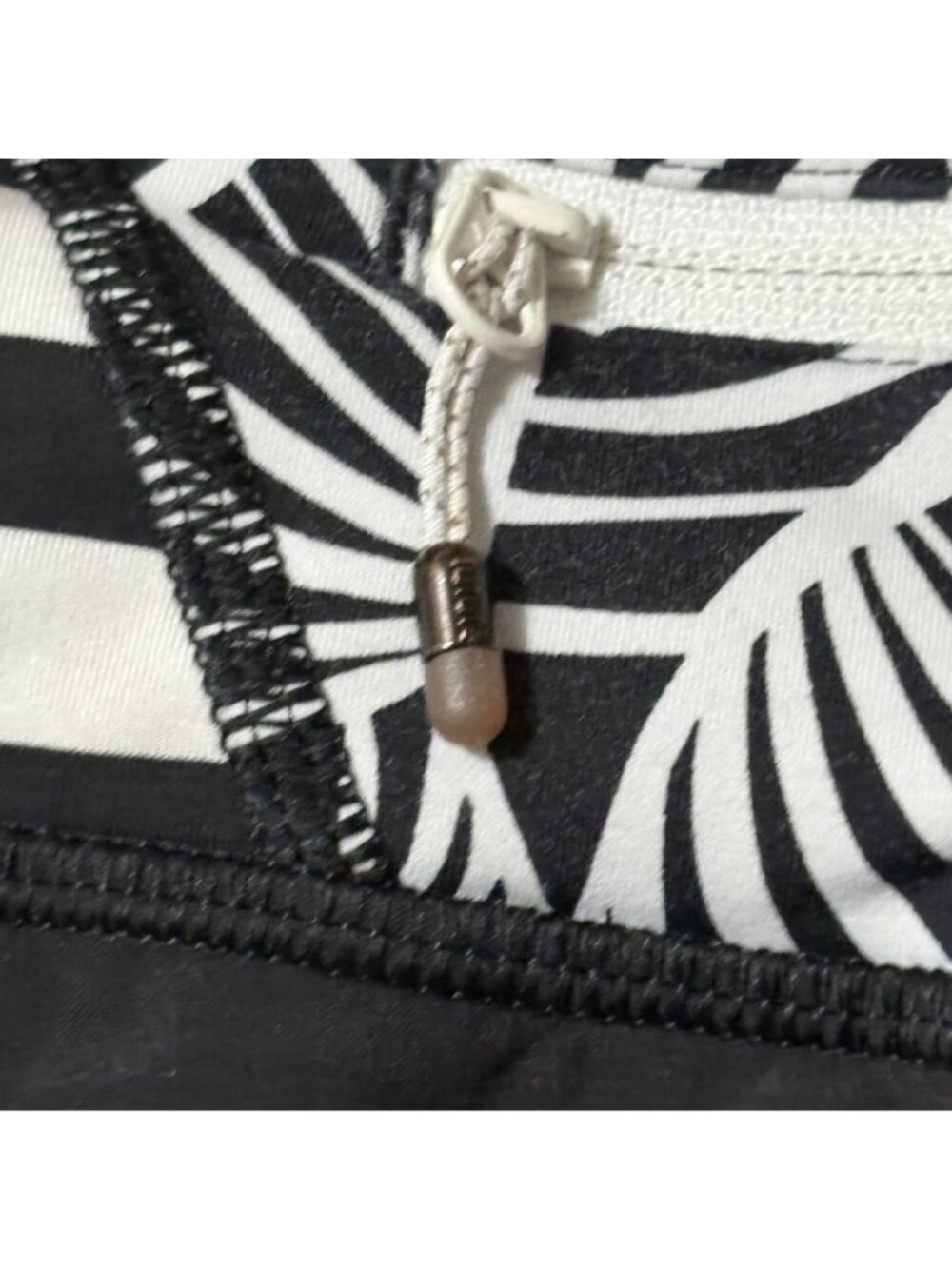 Lululemon Speed Shorts 2.5" Mid Rise Black & Angel Wing Running Size 6 - Picture 9 of 10
